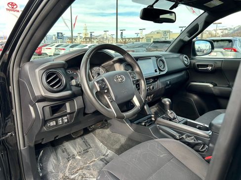 Used 2017 Toyota Tacoma TRD Off-Road w/ Premium & Technology Package image 10