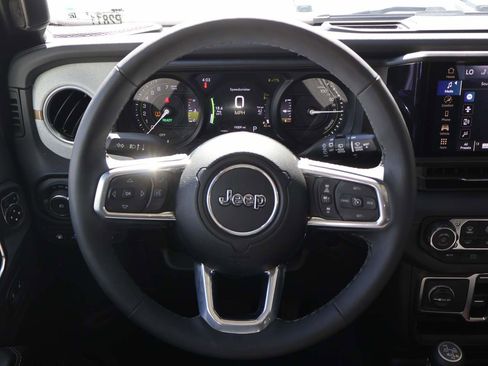 Used 2025 Jeep Wrangler Unlimited Sahara AWD/4WD image 13