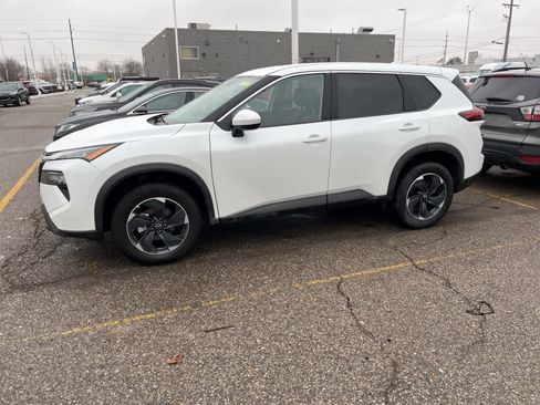 Used 2025 Nissan Rogue SV image 4