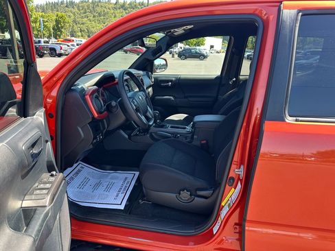 Used 2017 Toyota Tacoma TRD Off-Road w/ Tow Package (A/T) AWD/4WD image 13