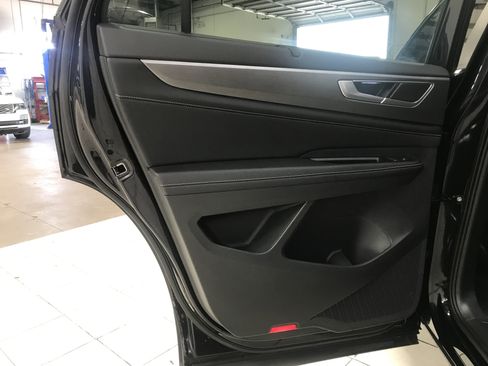 Used 2024 Volkswagen Atlas Cross Sport SE w/ Panoramic Sunroof Package image 9