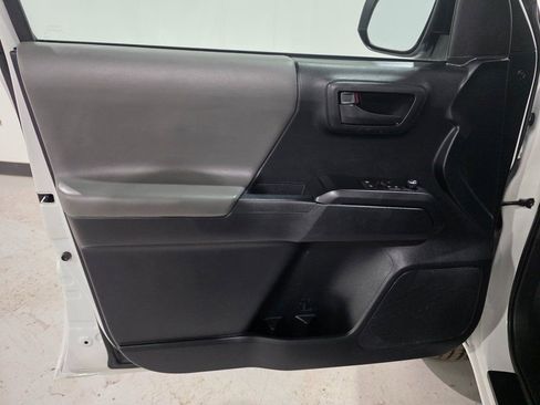 Used 2016 Toyota Tacoma SR image 15