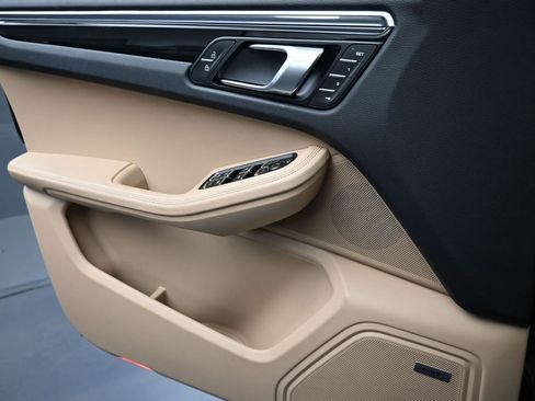 Certified 2025 Porsche Macan AWD/4WD image 24
