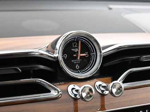 New 2025 Bentley Bentayga image 21