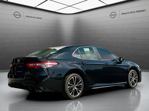 Used 2018 Toyota Camry SE FWD image 3