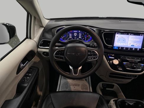 Used 2024 Chrysler Pacifica Touring-L image 14