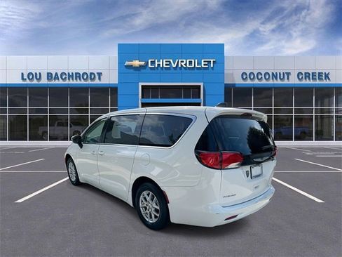 Used 2022 Chrysler Voyager LX image 6