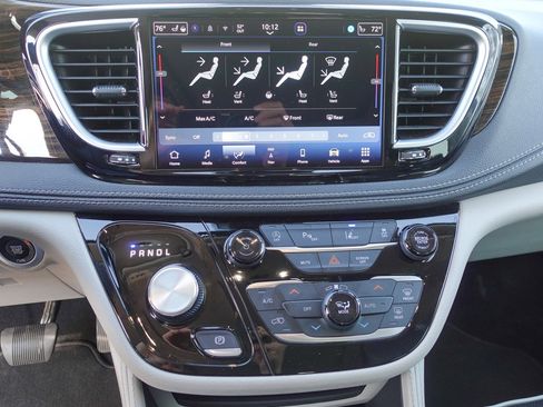 Used 2023 Chrysler Pacifica Limited image 18