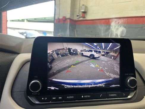 Used 2022 Nissan Rogue SV image 19