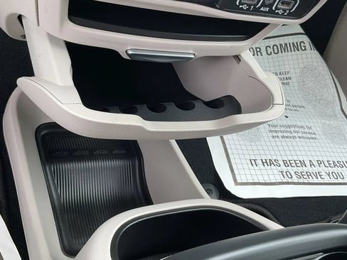Used 2024 Chrysler Pacifica Touring-L FWD image 17