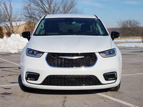 Used 2024 Chrysler Pacifica Touring-L image 2