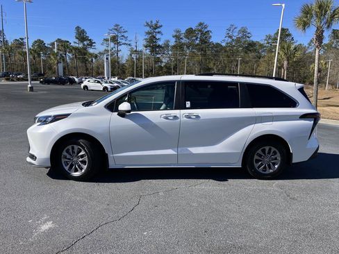 Used 2025 Toyota Sienna XLE image 2