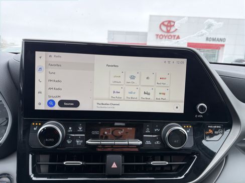 Used 2023 Toyota Highlander XLE image 18