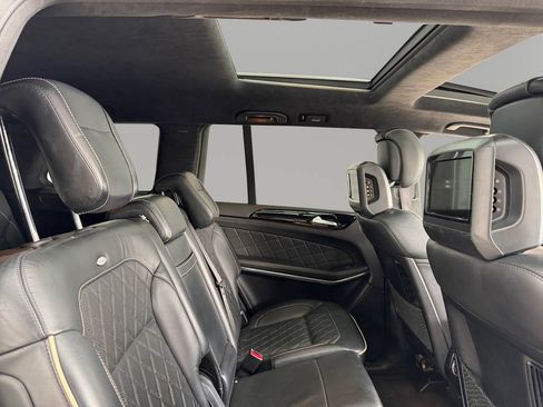 Used 2015 Mercedes-Benz GL 550 4MATIC w/ Driver Assistance Package image 18