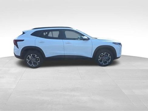 Used 2025 Chevrolet Trax LT FWD image 6