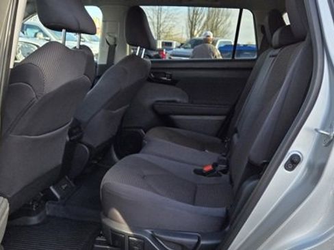 Used 2024 Toyota Highlander LE image 12