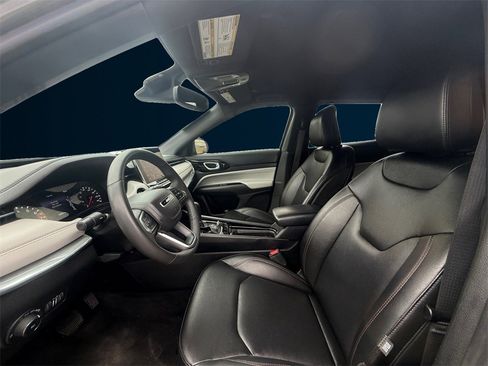 Used 2024 Jeep Compass Limited image 10