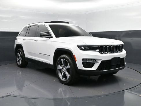 Used 2024 Jeep Grand Cherokee Limited w/ Luxury Tech Group II image 9