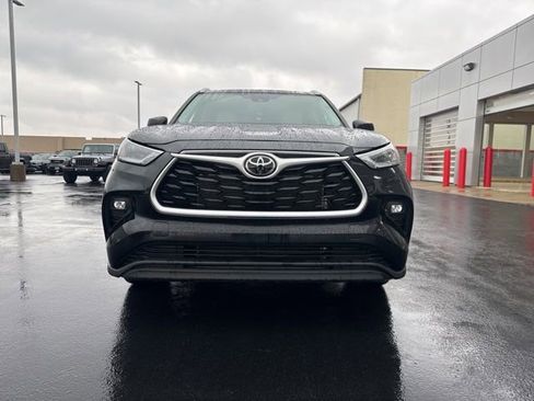 Used 2024 Toyota Highlander XLE image 2