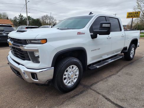 Used 2024 Chevrolet Silverado 2500 LT AWD/4WD image 4