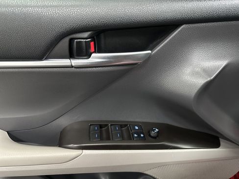 Used 2021 Toyota Camry SE w/ Cold Weather Package image 19