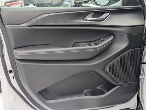 Used 2025 Jeep Grand Cherokee Laredo X w/ Luxury Tech Group I image 12