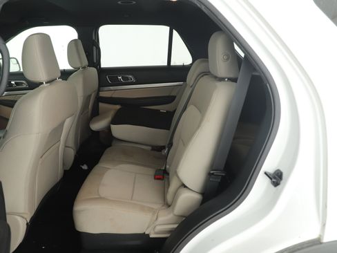 Used 2019 Ford Explorer XLT image 12