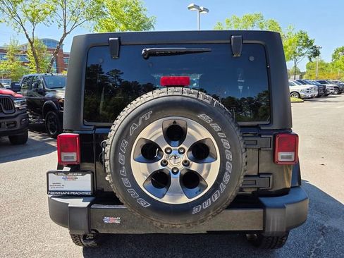 Used 2016 Jeep Wrangler Unlimited Sahara AWD/4WD image 5