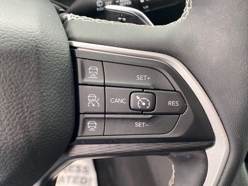 Used 2023 Jeep Grand Cherokee L Laredo image 17