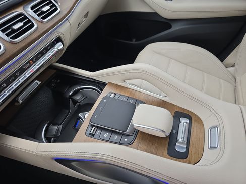 Used 2024 Mercedes-Benz GLS 450 4MATIC image 26