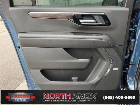 Used 2025 Chevrolet Suburban Premier image 16