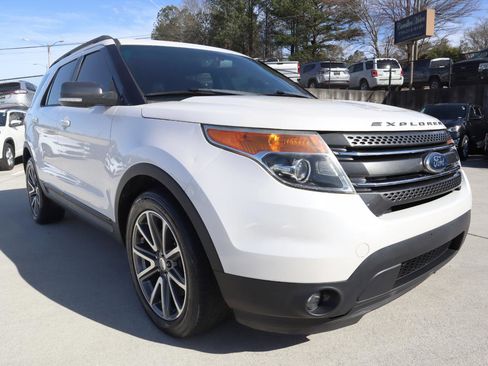 Used 2015 Ford Explorer XLT w/ Equipment Group 202B FWD image 9