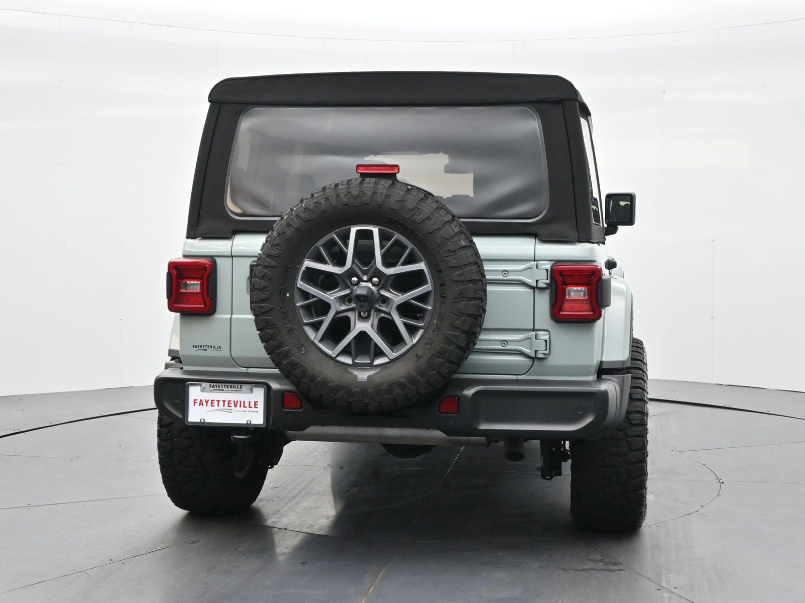 Used 2024 Jeep Wrangler Unlimited Sahara w/ Safety Group AWD/4WD image 6
