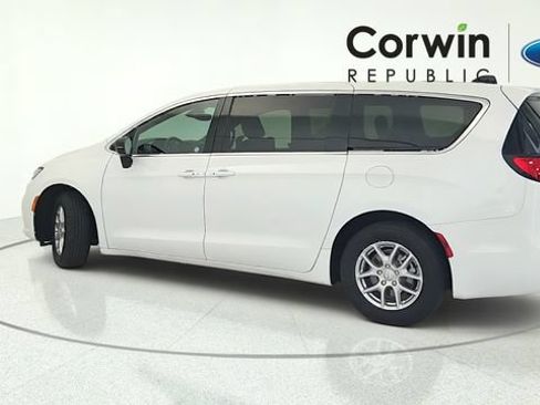 Used 2026 Chrysler Pacifica Select FWD image 3