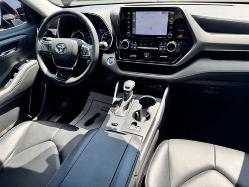 Used 2021 Toyota Highlander XLE FWD image 12