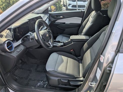 Used 2025 Chevrolet Trax LT w/ LT Convenience Package image 11