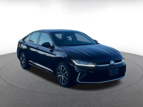 Used 2025 Volkswagen Jetta SE image 3