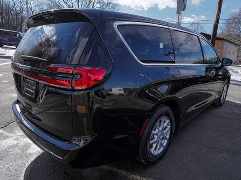 New 2026 Chrysler Pacifica Select image 5