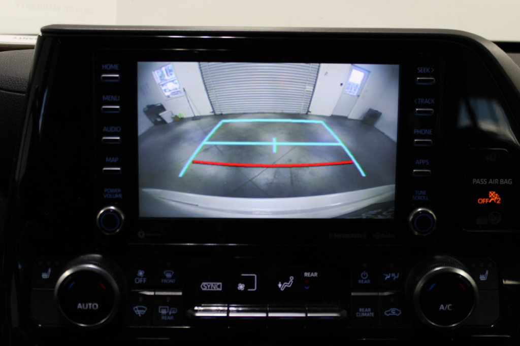 Used 2020 Toyota Highlander XLE FWD image 34