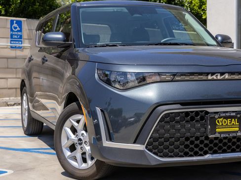 Used 2025 Kia Soul LX w/ LX Technology Package FWD image 3