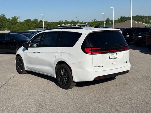 New 2026 Chrysler Pacifica Limited w/ S Appearance Package FWD image 3