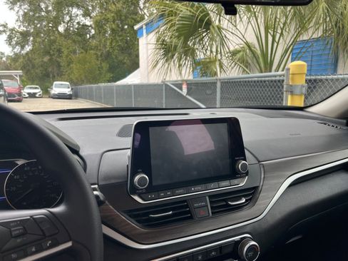 Used 2025 Nissan Altima 2.5 SV image 18