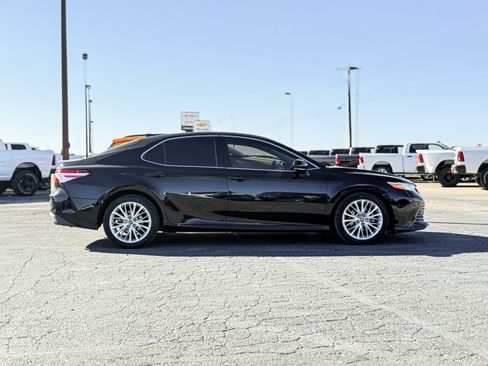 Used 2018 Toyota Camry XLE image 4