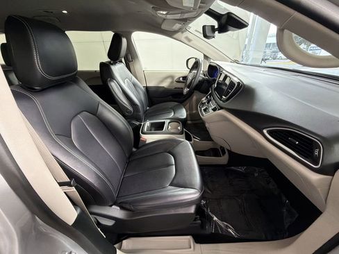 Used 2024 Chrysler Pacifica Touring-L image 26