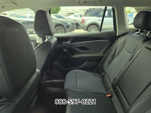Used 2025 Volkswagen Tiguan SE FWD image 4