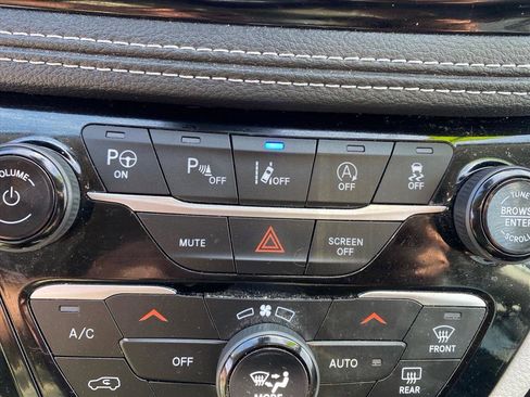 Used 2024 Chrysler Pacifica Touring-L AWD/4WD image 13
