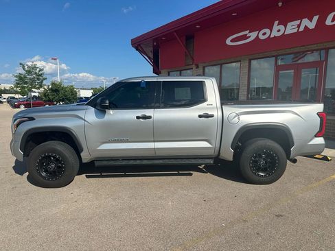 Used 2022 Toyota Tundra SR5 w/ SR5 Convenience Package image 9