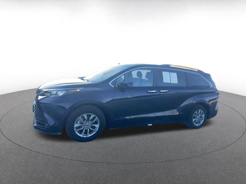 Used 2025 Toyota Sienna XLE image 8
