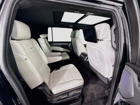 Used 2025 Cadillac Escalade ESV V AWD/4WD image 33
