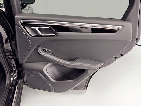 Certified 2025 Porsche Macan AWD/4WD image 27